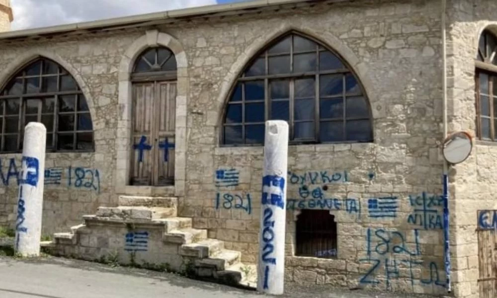 “Ντύθηκε στα γαλανόλευκα” τζαμί της Κύπρου με σταυρούς και συνθήματα για το 1821